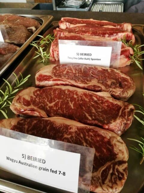 Wagyu Beiried und alte Kuh vorbereitet zur Steak Verkostung