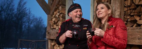 Adi Matzek mit Christa Kummer-Hofbauer lachend bei einem Glas Tee