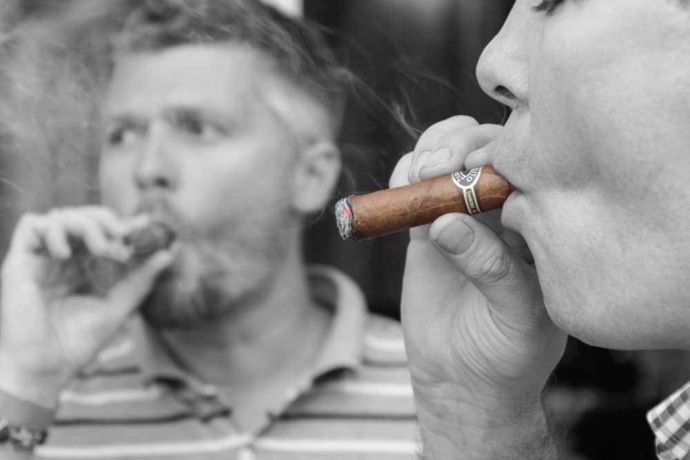 Teilnehmer beim rauchen einer Zigarre