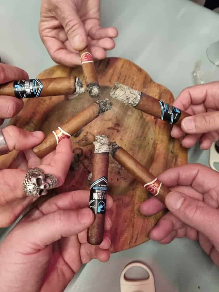 sechs Zigarren über einem Aschenbecher