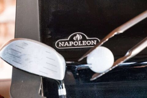 Golfschläger und Ball vor Napoelon Grill