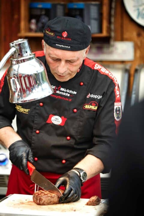 Adi Matzek Grillschule Vorbereitung von Steak Kostproben