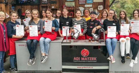 Adi Matzek Grillschule Gruppenfoto HLW Türnitz Schüler mit Urkunde