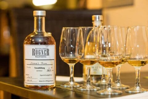 Destillerie Rogner Rum in Gläser eingeschenkt
