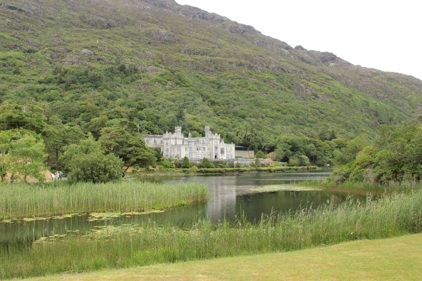 Schloss mit See in Irland