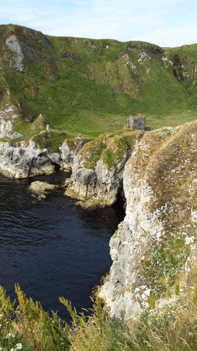 Küste Irlands mit Schloss Ruine