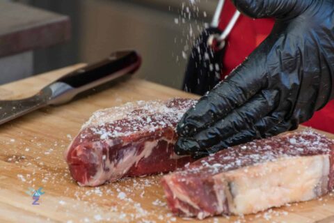 Adi Matzek Grillschule Steak salzen beim Steak Seminar
