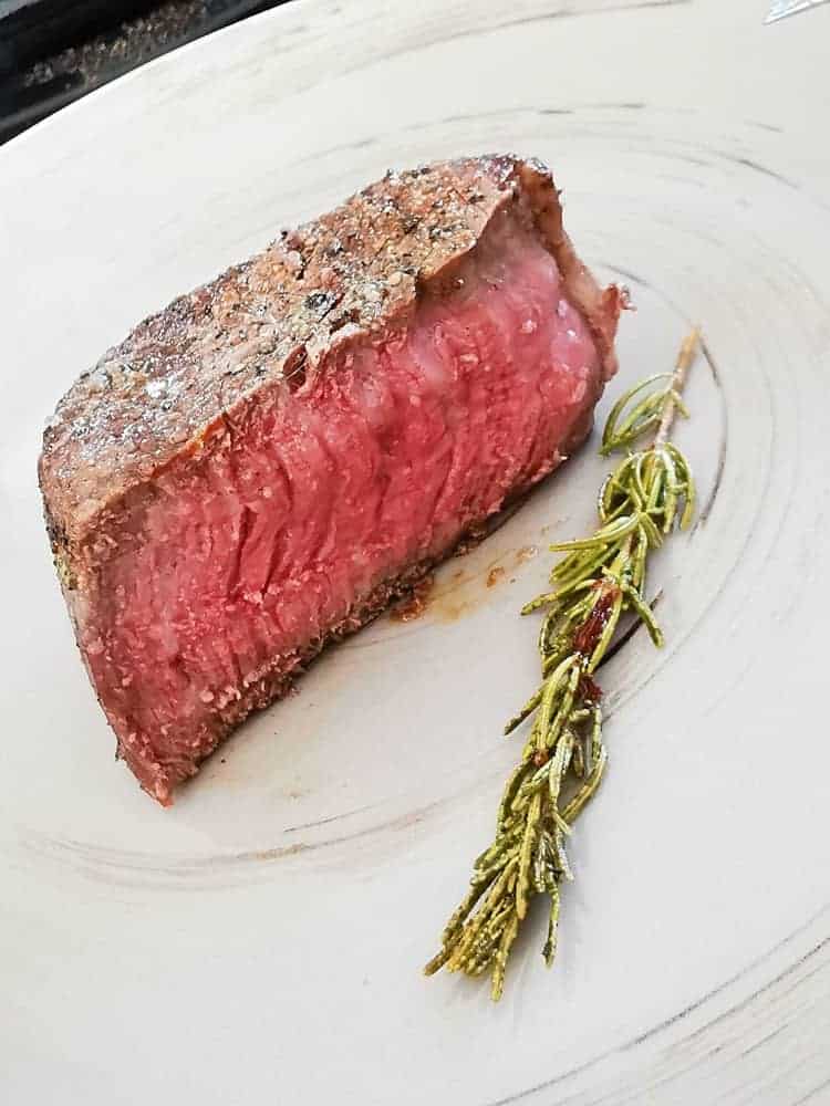perfekt gegartes Steak mit Rosmarin