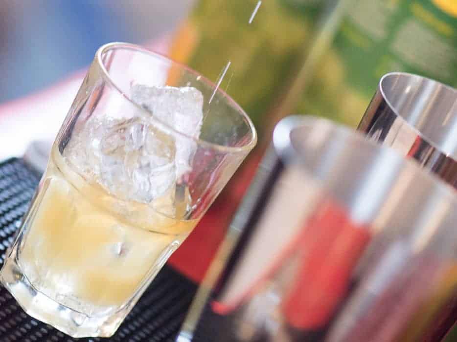 Glas Eiswüfel mit Cocktail